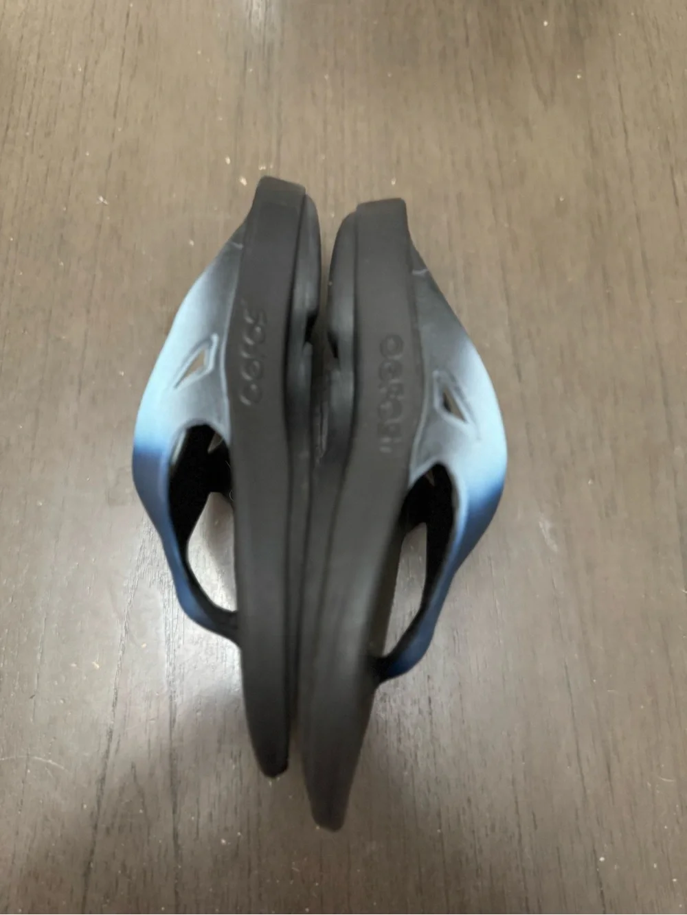 OOFOS Men's Black and Blue Gradient Recovery Flip Flops size M11